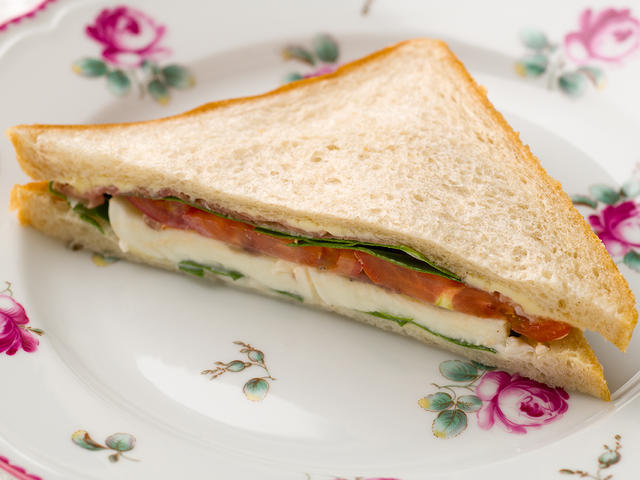 生ハムとモッツァレラチーズのサンドイッチ