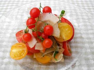 玉ねぎといろいろトマトのサラダ