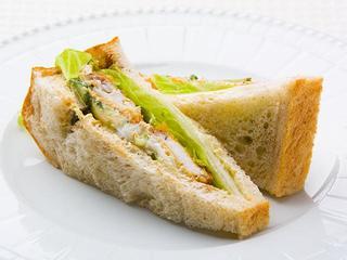 きゅうりのヨーグルトソースで作る白身魚フライのサンドイッチ