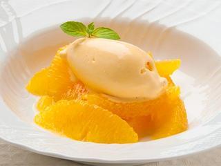 オレンジのマリネ　オレンジのアイスクリーム添え
