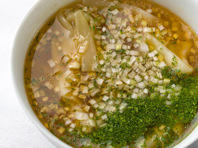 枝豆入りワンタンの醤油スープ