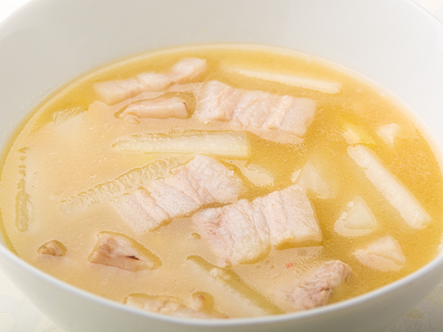 大根と豚バラ肉の煮込みスープ