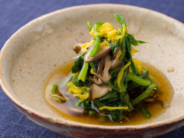 菊とほうれん草の煮浸し 野菜のおかず 田村隆のあなたも作れる本格和食 Epirecipe エピレシピ